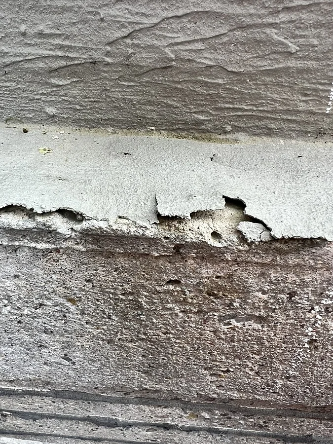 Wassereinbruch und Beschädigung in einer Beton-Auffangwanne